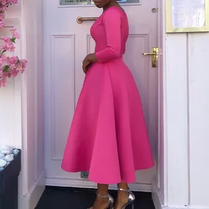 Elegantes, langärmeliges, pinkfarbenes Midikleid mit weitem Rock, Profilansicht