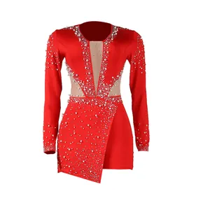 Vista dettagliata di un body sexy rosso con strass scintillanti e decorazioni in perle.