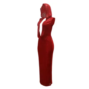 Vue détaillée d'une robe longue rouge à sequins avec capuche et décolleté en V profond