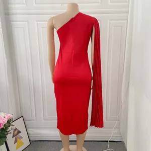 Elegantes rotes One-Shoulder-Bodycon-Kleid mit Plissee-Details Rückansicht Mannequin