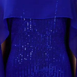 Nahaufnahme eines königlichen blauen Pailletten-Partykleids mit elegantem Chiffon-Cape
