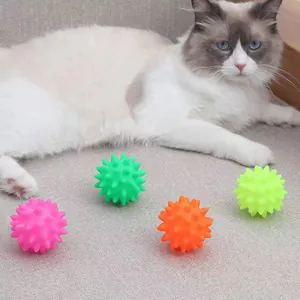 Vista detallada de cuatro pelotas de goma con pinchos para gatos y perros pequeños