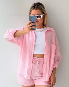 Stilvolles rosa strukturiertes Zweiteiler-Set für Damen mit Hemd und passenden Shorts