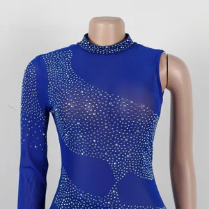 Detalle de vestido de malla azul real con brillantes de imitación para salir de noche.