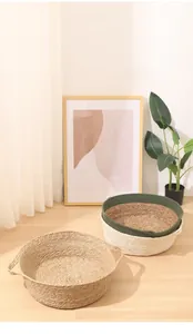 Coppia di ceste intrecciate a mano per animali in un ambiente domestico minimalista