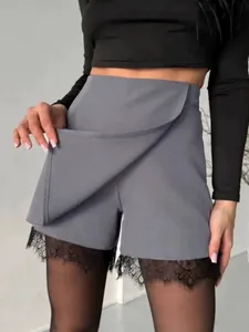 Elegante graue Skort mit hoher Taille, schwarzem Spitzenbesatz und Wickeldesign für Damen