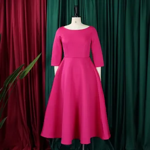 Elegantes magentafarbenes Abendkleid mit Dreiviertelärmeln in A-Linie auf einer Schneiderpuppe