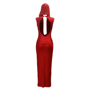 Vue arrière d'une robe longue rouge à capuche pailletée avec un dos nu profond