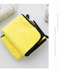 Vue en gros plan serviette en microfibre jaune pour animaux avec bordure noire