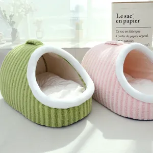 Lit douillet épais à rayures pour chat en vert et rose pastel avec poignée de transport