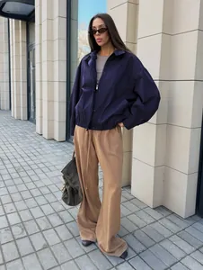 Stijlvol marineblauw ruimvallend werkjack voor dames, ideaal voor een casual herfstlook