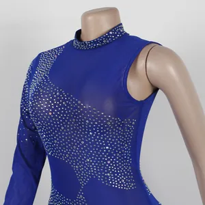 Detalle de body de malla azul con brillantes patrones de strass y cuello alto.