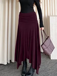 Elegante gonna longuette in maglia bordeaux a vita alta con un orlo asimmetrico