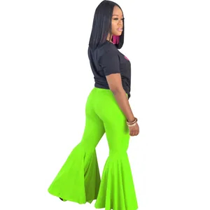 Vista detallada de los pantalones acampanados verde neón con volantes elegantes
