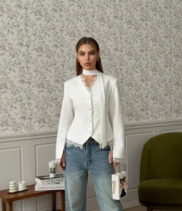 Elegante witte blazer met kant en V-hals voor een zeer verfijnde herfstuitstraling