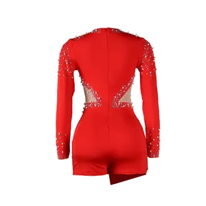 Vista posteriore dettagliata di una tutina rossa sexy a maniche lunghe con strass e perle