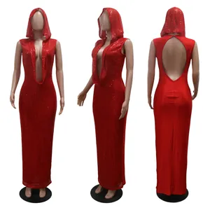 Robe longue à paillettes rouges avec capuche, décolleté en V profond et dos nu en plusieurs vues