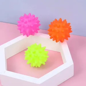 Vista detallada de tres pelotas con púas para perros en colores vibrantes para morder