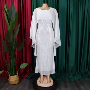 Detailansicht eines weißen Abendkleids mit Pailletten und elegantem Chiffon-Cape.