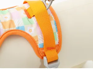 Gros plan du harnais respirant pour animaux avec sangle orange réglable et motif à carreaux