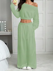 Détail de l'ensemble de détente en maille vert sauge à épaules dénudées et pantalon.