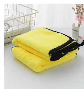 Détail d'une serviette épaisse jaune absorbante en microfibre pliée pour animaux.
