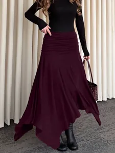 Elegante gonna lunga in maglia drappeggiata a vita alta in bordeaux scuro per la moda autunno.