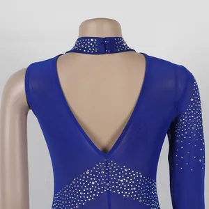 Vista detallada de la espalda de un vestido de fiesta de malla azul con strass brillante.