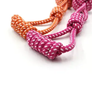 Detailaufnahme eines langlebigen, geflochtenen Baumwoll-Hundespielzeugs in Pink.