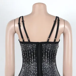 Vista posteriore dettagliata di un abito attillato nero con strass e zip invisibile.