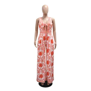 Vue complète d'une combinaison sans manches avec imprimé palmier orange sur un mannequin