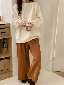 Pull en tricot rétro crème avec pantalon large marron pour un look d'automne
