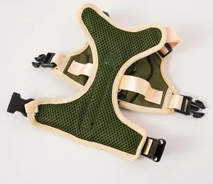 Détail du harnais tactique pour chien en maille respirante vert olive et réglable