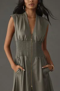 Detalle de vestido largo sin mangas de cuero sintético con cremallera y cintura fruncida