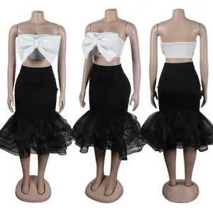 Detalle del conjunto de dos piezas para mujer con top de lazo y falda sirena de malla