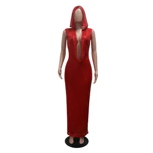 Vue frontale complète d'une robe de soirée à paillettes rouges avec capuche sur un mannequin
