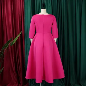 Rückansicht eines eleganten magentafarbenen Kleides mit schicken Dreiviertelärmeln