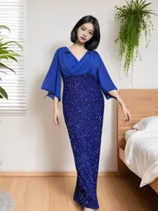 Elegante koningsblauwe avondjurk met chiffon top met V-hals en een lange paillettenrok