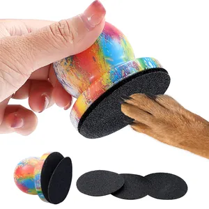 Primer plano de un afilador de uñas para mascotas con almohadillas de lijado de repuesto.