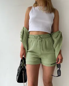 Detailansicht eines zweiteiligen strukturierten Sets in Salbeigrün mit Shorts für Damen
