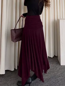 Elegante gonna midi in maglia bordeaux a vita alta con drappeggio chic da donna