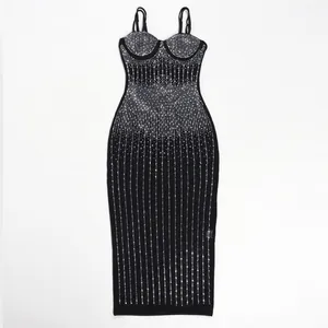 Dettaglio abito aderente nero con righe di strass e scollatura a cuore.