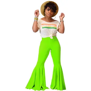 Vista de cuerpo completo de modelo con pantalones acampanados con volantes verde neón