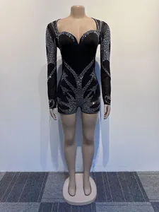 Detailansicht eines schwarzen langärmeligen Jumpsuits mit silbernen Strass-Mustern