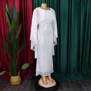 Elegantes weißes Abendkleid mit Pailletten und passendem Chiffon-Cape für Partys.