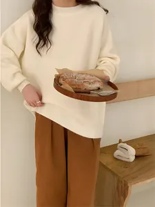 Pull en tricot crème confortable à col rond dans un décor de style vintage
