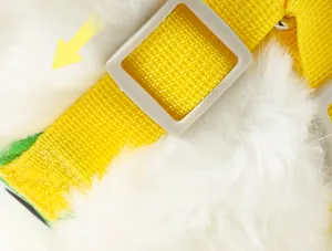 Vue détaillée de la boucle réglable et de la doublure en peluche blanche du harnais jaune