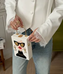 Detailweergave van een elegante witte blazer met verfijnde kanten manchetten en pasvorm.