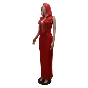 Robe longue rouge à paillettes avec capuche et décolleté en V plongeant sur mannequin
