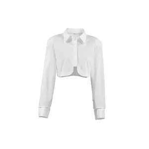 Vista dettagliata di una camicia corta in cotone bianco a maniche lunghe con colletto